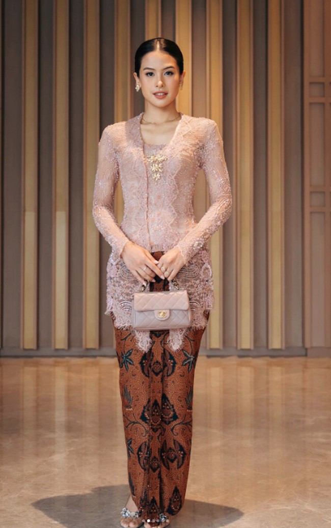 Inspirasi baju bridesmaid berkebaya selanjutnya datang dari Maudy Ayunda. Lihat bagaimana ia tampil manis dengan kebaya kutu baru berbahan lace dalam nuansa dusty pink. Foto: Instagram @maudyayunda