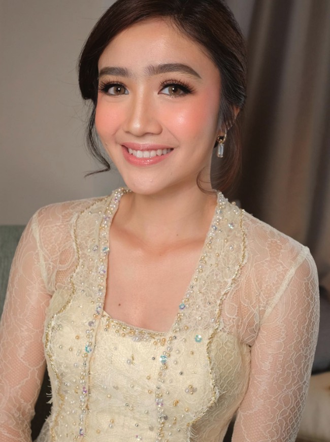 Model kebaya kutu baru dengan detail lace transparan dan hiasan beads di atasnya memang bisa membuat penampilan lebih muda serta modern. Lihat saja baju bridesmaid Febby Rastanty yang sederhana tapi manis. Foto: Instagram @febbyrastanty