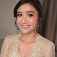 Model kebaya kutu baru dengan detail lace transparan dan hiasan beads di atasnya memang bisa membuat penampilan lebih muda serta modern. Lihat saja baju bridesmaid Febby Rastanty yang sederhana tapi manis. Foto: Instagram @febbyrastanty