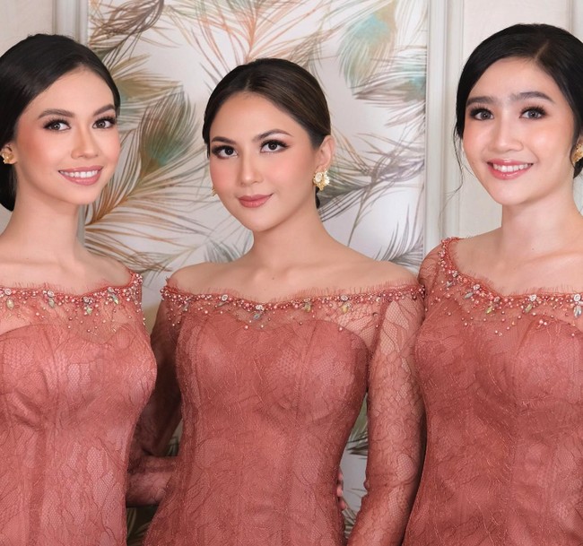 Inspirasi baju bridesmaid berkebaya selanjutnya bisa melihat penampilan Yuki Kato, Jessica Mila, dan Febby Rastanty saat mendampingi Enzy Storia menikah. Potongan kerah kebaya sabrina membuat penampilan lebih anggun dan modern. Foto: Instagram @yukikt