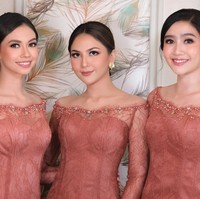 Inspirasi baju bridesmaid berkebaya selanjutnya bisa melihat penampilan Yuki Kato, Jessica Mila, dan Febby Rastanty saat mendampingi Enzy Storia menikah. Potongan kerah kebaya sabrina membuat penampilan lebih anggun dan modern. Foto: Instagram @yukikt