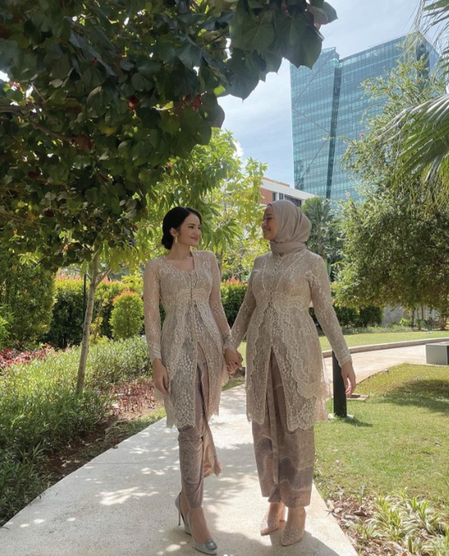 Ternyata kebaya dengan model layering seperti yang digunakan Enzy Storia ini bisa menjadi inspirasi baju bridesmaid yang cantik dan berbeda lho. Enzy Storia tampak anggun dan elegan memadukannya dengan kain bernuansa pastel. Foto: Instagram @enzystoria