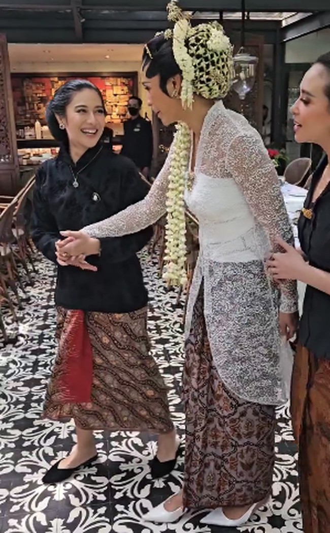 Dian Sastrowardoyo mengenakan kebaya janggan saat menjadi bridesmaid Adinia Wirasti. Kebaya janggan yang memiliki potongan kerah menutup leher dipopulerkan Dian Sastrowardoyo lewat serial Gadis Kretek. Foto: Instagram @therealdisastr