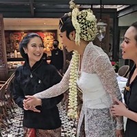 Dian Sastrowardoyo mengenakan kebaya janggan saat menjadi bridesmaid Adinia Wirasti. Kebaya janggan yang memiliki potongan kerah menutup leher dipopulerkan Dian Sastrowardoyo lewat serial Gadis Kretek. Foto: Instagram @therealdisastr