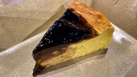 Kalau mau yang manis, Burnt Cheese Cake Blueberry (Rp 35.000) bisa jadi pilihan. Teksturnya creamy dengan rasa manis legit. Foto: Andi Annisa DR/detikfood
