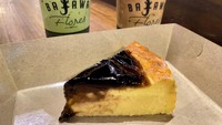 Paling enak menikmati cheese cake dengan pilihan ragam minuman di Kopi Bajawa Depok. Foto: Andi Annisa DR/detikfood