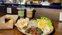 Pengalaman santap pastinya istimewa karena sambil makan, kamu dapat menyaksikan penampilan live music dan karaoke. Foto: Andi Annisa DR/detikfood