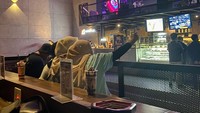 The Nuruls merupakan istilah untuk perempuan berhijab yang suka nongkrong di kafe sambil joget. Namun mereka tidak minum alkohol dan nongkrongnya tidak sampai larut malam. Foto: Andi Annisa DR/detikfood