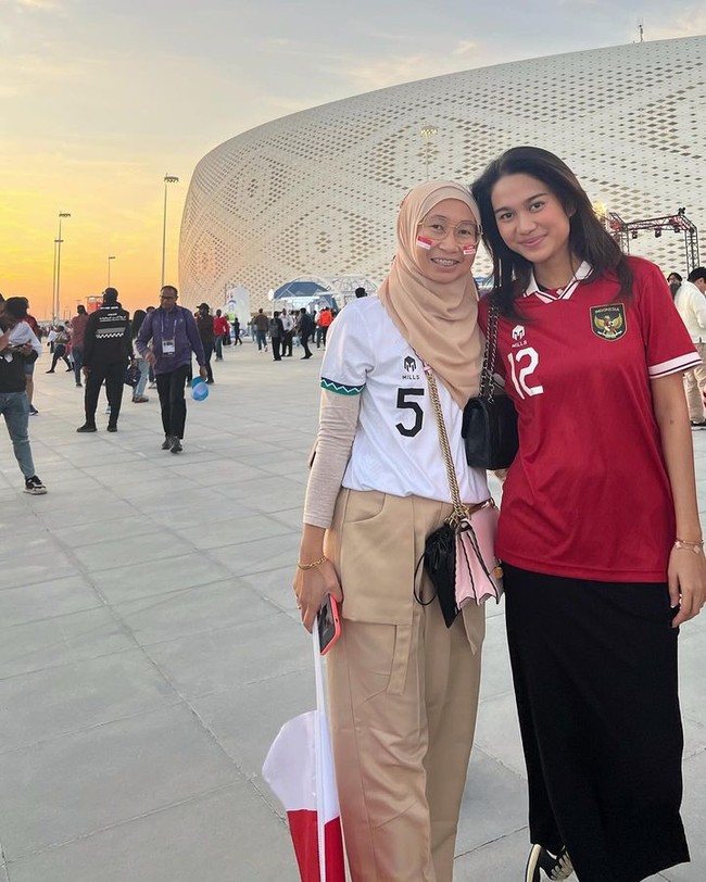 Begini gaya Azizah atau Zize yang memadukan jersey timnas Indonesia dengan celana hitam dan sneakers. Foto: Instagram @dewivinandita