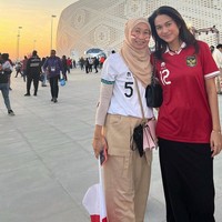 Begini gaya Azizah atau Zize yang memadukan jersey timnas Indonesia dengan celana hitam dan sneakers. Foto: Instagram @dewivinandita