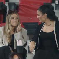 Pacar anggota timnas lain yang tertangkap menemani kekasihnya bertanding di Piala Asia Qatar adalah Katie Marsden. Pacar Elkan Baggott itu tertangkap kamera sedang menonton bersama pacar Shayne Pattynama. Foto: Instagram @buletinsepakbola.id Foto: Instagram