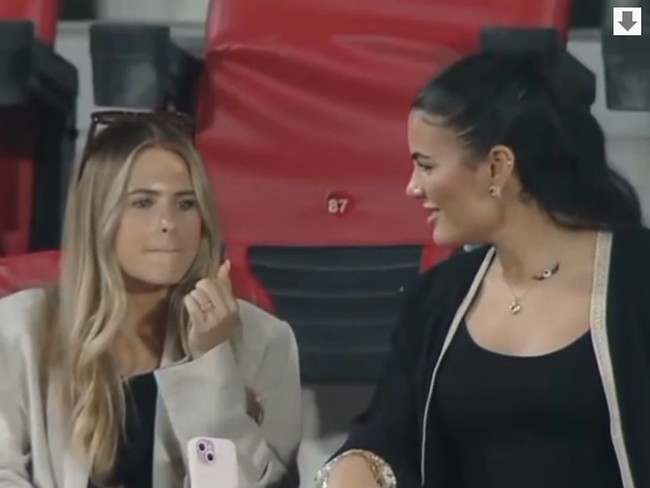 Pacar anggota timnas lain yang tertangkap menemani kekasihnya bertanding di Piala Asia Qatar adalah Katie Marsden. Pacar Elkan Baggott itu tertangkap kamera sedang menonton bersama pacar Shayne Pattynama. Foto: Instagram @buletinsepakbola.id Foto: Instagram