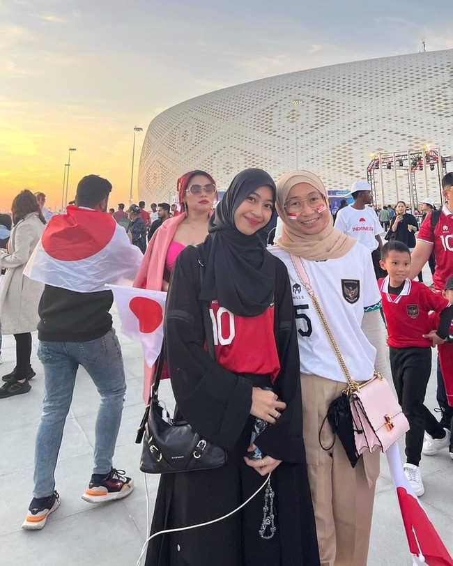 Adiba yang baru dinikahi Egy Maulana setia menemani suaminya bertanding di luar negeri. Meski belum membagikan potretnya, dalam foto yang tersebar ia terlihat mengenakan jersey. Anak mendiang Jefri Al Buchori tersebut memadukannya dengan hijab dan rok hitam. Foto: Instagram @dewivinandita