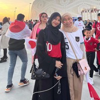 Adiba yang baru dinikahi Egy Maulana setia menemani suaminya bertanding di luar negeri. Meski belum membagikan potretnya, dalam foto yang tersebar ia terlihat mengenakan jersey. Anak mendiang Jefri Al Buchori tersebut memadukannya dengan hijab dan rok hitam. Foto: Instagram @dewivinandita