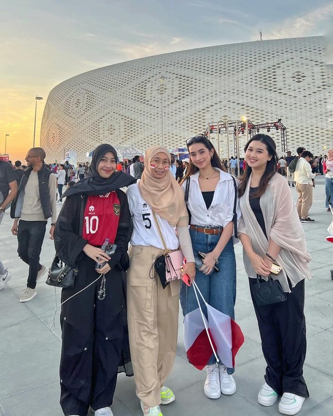 Dalam postingan yang dibagikan @dewivinandita, hadir pula pacar-pacar timnas Indonesia di Qatar selama Piala Asia 2023. Zahra Khansa yang disebut pacar Ramadhan Sananta dan Nadia Raysa yang disebut pacar Marselino Ferdinan terlihat ikut menonton pertandingan.  Foto: Instagram @dewivinandita