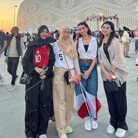 Dalam postingan yang dibagikan @dewivinandita, hadir pula pacar-pacar timnas Indonesia di Qatar selama Piala Asia 2023. Zahra Khansa yang disebut pacar Ramadhan Sananta dan Nadia Raysa yang disebut pacar Marselino Ferdinan terlihat ikut menonton pertandingan.  Foto: Instagram @dewivinandita