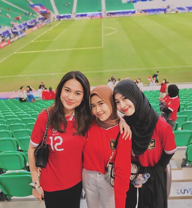 Berikut foto lain yang menampilkan keakraban dua WAGs timnas Indonesia, Azizah dan Adiba. Foto: Instagram @dewivinandita