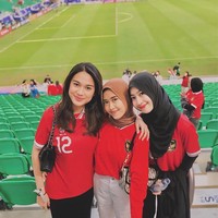 Berikut foto lain yang menampilkan keakraban dua WAGs timnas Indonesia, Azizah dan Adiba. Foto: Instagram @dewivinandita