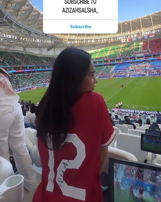 Salah satu WAGs Indonesia yang menonton pertandingan Indonesia di Qatar adalah Azizah Salsha. Dalam postingannya, wanita yang dikenal sebagai selebgram tersebut terlihat mengenakan jersey sang suami, Pratama Arhan. Jersey merah putih itu terlihat ditandatangani oleh Arhan. Foto: Instagram @azizahsalsha_