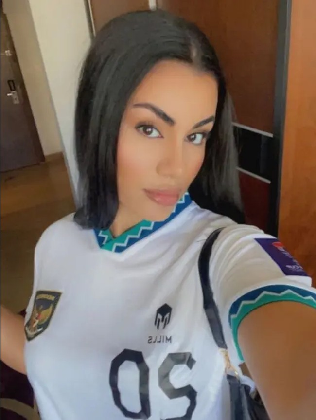 Shayne Pattynama diketahui memiliki pacar keturunan Afganshtan. Tidak diketahui namanya, ia dikenal sebagai selebgram dengan akun @x.m.m.8 di Instagram. Dalam postingan di Instagram, wanita cantik itu membagikan gayanya dengan jersey. Foto: Instagram @x.m.m.8