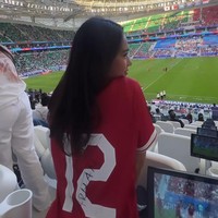 Salah satu WAGs Indonesia yang menonton pertandingan Indonesia di Qatar adalah Azizah Salsha. Dalam postingannya, wanita yang dikenal sebagai selebgram tersebut terlihat mengenakan jersey sang suami, Pratama Arhan. Jersey merah putih itu terlihat ditandatangani oleh Arhan. Foto: Instagram @azizahsalsha_