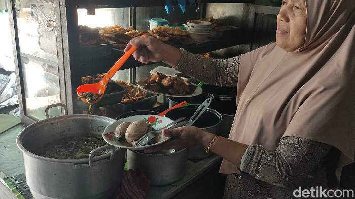 Warung Mak Mi di Semarang menyajikan masakan torpedo sapi, Jumat (26/1/2024).