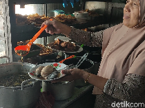 Warung Makan di Semarang Sejak 1960 Ini Jual Koyor Torpedo hingga Mata Sapi!