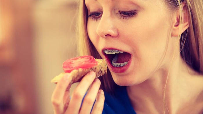 Sering Kalap Saat Makan Bareng Teman-Orang Terdekat? Ada Penjelasan Ilmiahnya