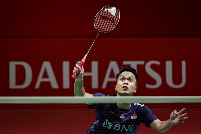Indonesias Anthony Sinisuka Ginting returns a shot against Malaysias Leong Jun Hao during the mens singles round of 16 match at the Daihatsu Indonesia Masters 2024 in Jakarta on January 25, 2024. (Photo by Yasuyoshi CHIBA / AFP)