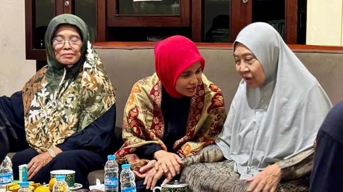 Istri calon presiden nomor urut 3 Ganjar Pranowo, Siti Atikoh Supriyanti, menyambangi tokoh muslimat NU di Blitar, Jawa Timur, Jumat (26/1/2024). Hal itu dalam rangka bersilaturahmi ke kediaman Pimpinan Cabang Muslimat NU Kabupaten Blitar Nyai Hj Masluchi Saifulloh.