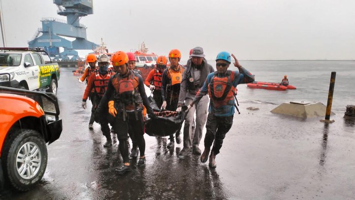 Bakamla mengevakuasi nelayan yang tenggelam di Muara Kalibaru, Jakarta Utara.