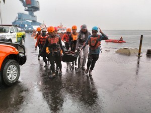 Bakamla Evakuasi Nelayan yang Tenggelam di Muara Kalibaru Jakut