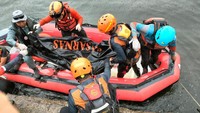 Jasad korban ditemukan dalam posisi mengambang dengan jarak kurang lebih 100 m dari lokasi pencarian. Rencananya,  jasad korban yang berhasil ditemukan akan diantarkan ke rumah duka. Pencarian dilakukan menggunakan Rescue Carrier, Perahu Rubber Boat, Kapal SAR Selam dan Air. Selama pencarian berlangsung, faktor yang menghambat yakni, cuaca hujan yang disertai dengan angin kencang dan banyaknya kapal besar yang melintas. 