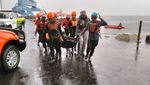 Bakamla RI Evakuasi Korban Kapal Terbalik di Muara Kalibaru