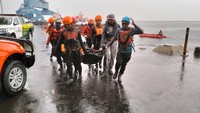 Pada kesempatan ini, Bakamla RI menerjunkan 7 personel dengan ketua tim Sertu Bakamla Julian Yudha P dan Tim SAR gabungan yang terlibat yakni dariBasarnas, Polsek Kalibaru, KSOP dan Syahbandar Tanjung Priok, BPBD dan Damkar DKI Jakarta Utara. 