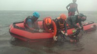 Adapun informasi awal didapat dari keluarga korban Melawati yang melaporkan pada Rabu (25/1) pukul 22.30 WIB kepada pos SAR Muara Kalibaru bahwa Wamu (60 thn) hilang saat mencari ikan. Perahu yang digunakan terbalik akibat diterjang ombak besar.