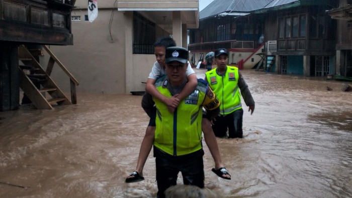 Banjir bandang terjadi di 2 daerah di Sumsel, polisi dan tim BPBD setempat membantu evakuasi warga.