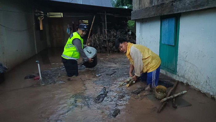Banjir di Lahat hingga lutut orang dewasa akibat hujan deras yang terjadi Sabtu (27/1/2024).