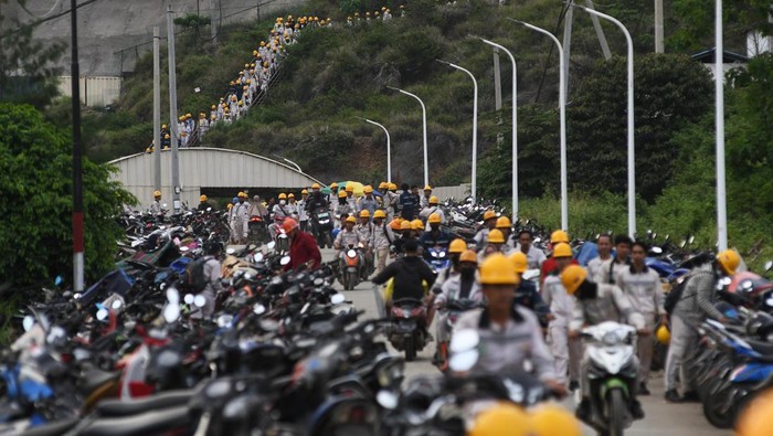 Pekerja berjalan keluar usai bekerja di kawasan industri berbasis nikel Indonesia Morowali Industrial Park atau PT IMIP di Kecamatan Bahodopi, Sulawesi Tengah, Jumat (26/1/2024). Menko Marves Luhut Binsar Pandjaitan menyebutkan tenaga kerja asing (TKA) pada proyek hilirisasi industri pertambangan hanya berkisar antara 10 hingga 15 persen dan sisanya didominasi oleh pekerja Indonesia. ANTARA FOTO/Mohamad Hamzah/aww.