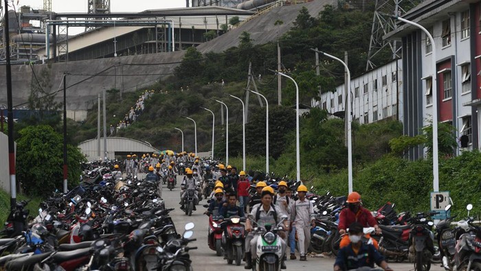Pekerja berjalan keluar usai bekerja di kawasan industri berbasis nikel Indonesia Morowali Industrial Park atau PT IMIP di Kecamatan Bahodopi, Sulawesi Tengah, Jumat (26/1/2024). Menko Marves Luhut Binsar Pandjaitan menyebutkan tenaga kerja asing (TKA) pada proyek hilirisasi industri pertambangan hanya berkisar antara 10 hingga 15 persen dan sisanya didominasi oleh pekerja Indonesia. ANTARA FOTO/Mohamad Hamzah/aww.