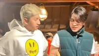 Adik dari almarhum Olga Syahputra pernah ditantang untuk membuat surabi. Tangannya ternyata cukup cekatan mengikuti cara membuat surabi sesuai dengan yang diajarkan. Foto: Instagram/bilsky.fc