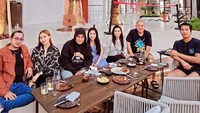 Billy Syahputra selalu menyempatkan diri untuk bertemu orang-orang terdekatnya. Makan dan ngemil bersama menjadi waktu bercengkrama yang paling dinikmati olehnya. Foto: Instagram/bilsky.fc