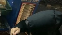 Pada sebuah video amatir yang diunggah oleh penggemarnya, tampak Billy yang menikmati mie instan dengan cara unik. Ia duduk santai di atas trotoar tanpa alas. Foto: Instagram/bilsky.fc