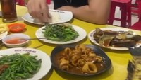 Gaya sederhana Billy Syahputra tidak pernah berubah walaupun sudah terkenal. Makan di warung makan sederhana langsung dengan tangan sering dilakukannya. Foto: Instagram/bilsky.fc