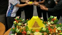 Billy Syahputra senantiasa ramah kepada semua orang. Ia tak sungkan berbaur dengan kru televisi untuk syukuran programnya. Foto: Instagram/bilsky.fc