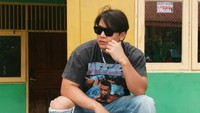 Beberapa waktu lalu Billy Syahputra berulang tahun ke-33. Pada hari spesialnya ia mendapat kejutan mobil dan motor sebagai hadiah dari keluarga. Foto: Instagram/bilsky.fc