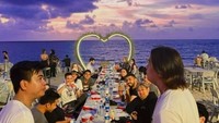 Waktu spesial bersama keluarga dan orang-orang terdekat juga dirayakan dengan spesial. Ia pernah mengadakan jamuan makan yang hangat di tepi pantai. Foto: Instagram/bilsky.fc