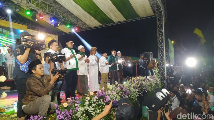Cak Imin menghadiri Sholawat Kebangsaan Bersama Majelis Gandrung Nabi di Lapangan Bandongan, Kecamatan Bandongan, Kabupaten Magelang, Sabtu (27/1/2024) malam.