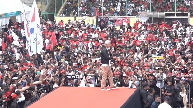 Calon Presiden nomor urut tiga Ganjar Pranowo dalam Hajatan rakyat Ganjar-Mahfud di Cirebon pada Sabtu (27/1/2024. Calon Presiden nomor urut tiga Ganjar Pranowo dalam Hajatan rakyat Ganjar-Mahfud di Cirebon pada Sabtu (27/1/2024). (Tangkapan Layar Youtube Banteng Muda Indonesia)