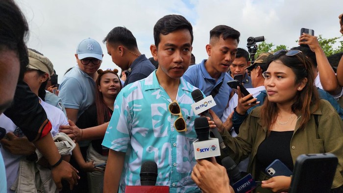 Calon wakil presiden nomor urut 2, Gibran Rakabuming Raka di Pantai Sanur, Bali, Sabtu (27/1/2024).